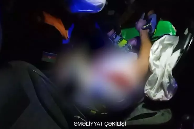Bakıda 34 yaşlı sürücü bu hala düşən maşından sağ  çıxarıldı - VİDEO 
