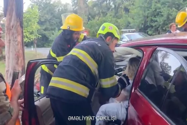 Qaxda BMW ağaca çırpıldı , sürücü xəsarət aldı - VİDEO 