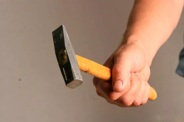 Bakıda oğlan ögey atasını öskürdüyü  üçün çəkiclə   döydü
