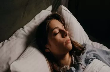Həftəsonları çox yatmaq təzyiq riskini azaldır 