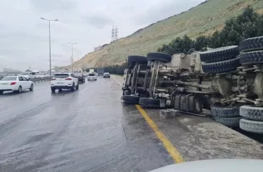 Şəmkirdə TIR minik avtomobili ilə toqquşaraq aşdı
