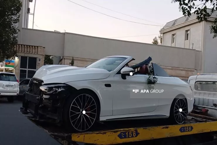 Gəncədə gəlin maşını işıq dirəyinə çırpıldı