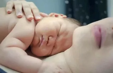 Rəfiqələr bir-birindən iki gün fərqlə ana oldular - uşaqları 25 il sonra evləndilər