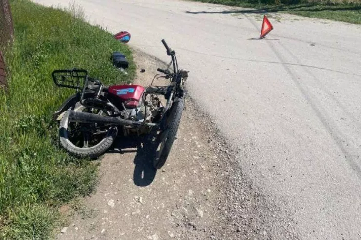 Ucarda avtomobil mopedlə toqquşdu 