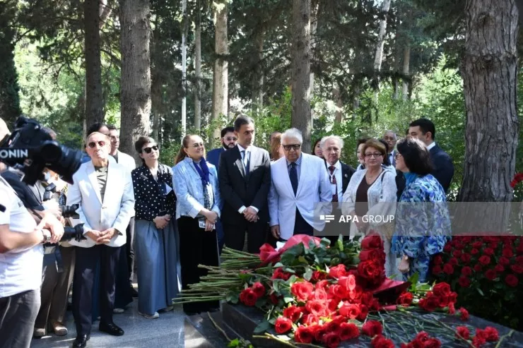 Üzeyir Hacıbəylinin məzarı ziyarət edildi - FOTOLENT 