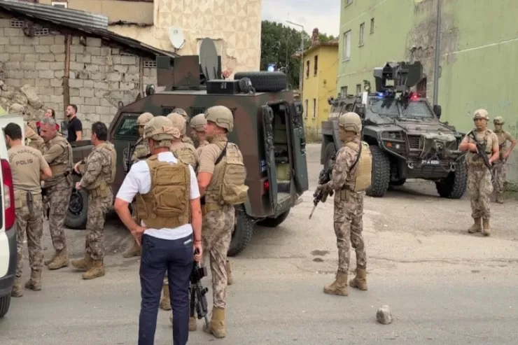 Boşanma mübahisəsi silahlı atışmaya çevrildi: 5-i ağır olmaqla 12 nəfər yaralandı 