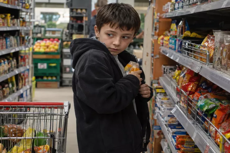 Bakıda 14 yaşlı uşaqla  birgə marketi qarət edən HƏBS OLUNDU 