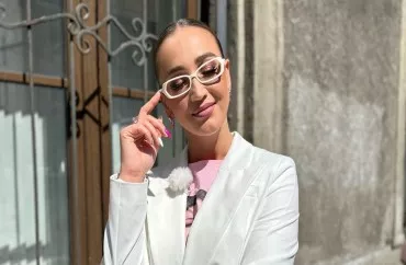 Olqa Buzova əməliyyatdan qalan izlərini gizlətdiyini açıqladı