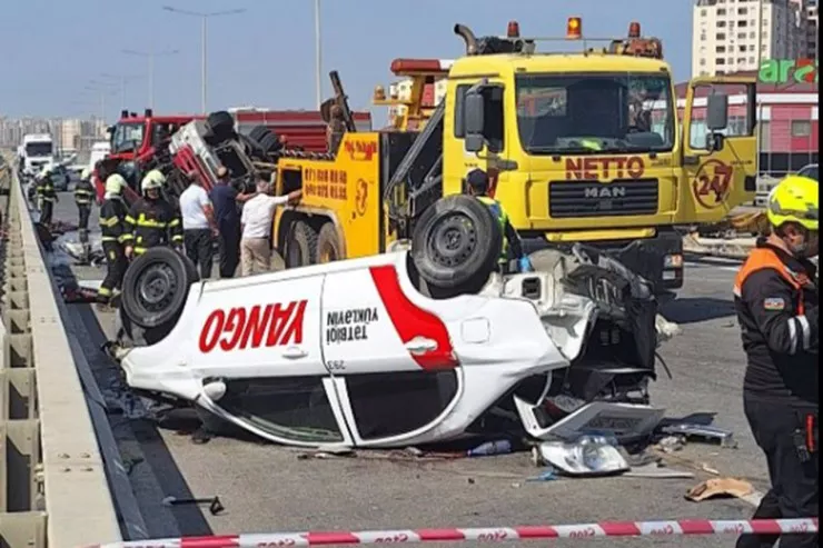Masazırda TIR taksinin üstünə aşdı,  ölən var