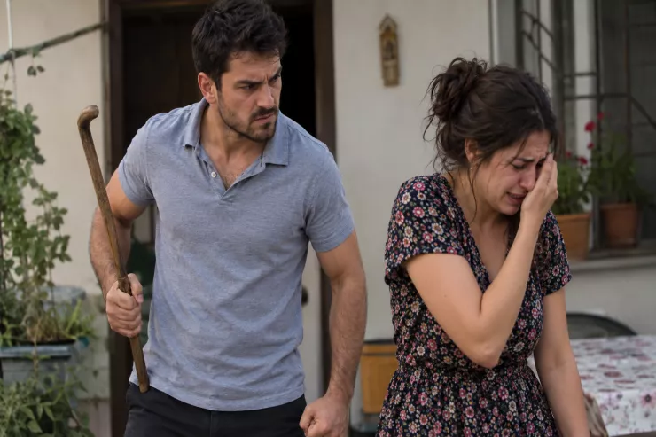 Sumqayıtda kişi qayınatasının çəliyi ilə  arvadını döydü 