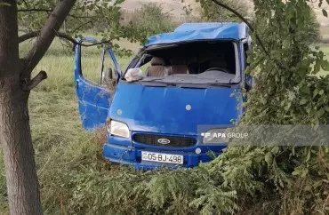 Ağstafada fəhlələri daşıyan avtobus aşdı: 4 nəfər yaralandı