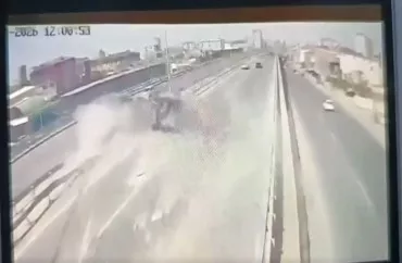 Masazırda TIR taksi maşınını belə əzib - DƏHŞƏTLİ GÖRÜNTÜLƏR