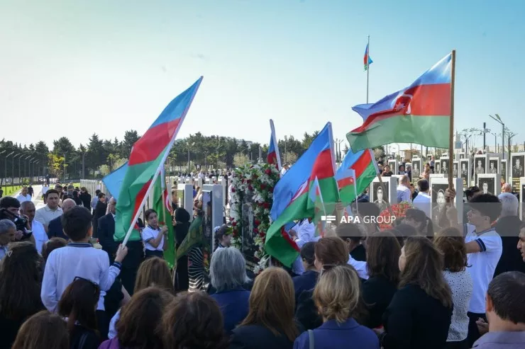 Hərbi Memorial Məzarlıqda şəhidlərin xatirəsi yad edilir -FOTO 