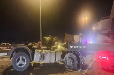 Bakıda “KamAZ” aşdı, yol bağlandı - YENİLƏNİB