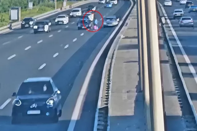 Bakıda maşın yolu keçən qadını vurub öldürdü
