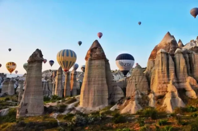 Kapadokiyada "pəri bacası"nın uçma anı
