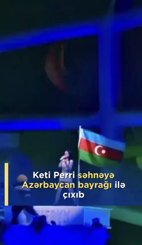 Keti Perri səhnəyə Azərbaycan bayrağı ilə çıxdı