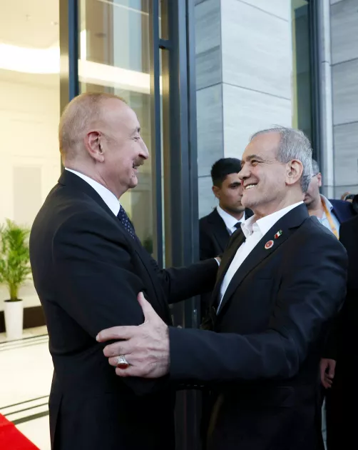 İlham Əliyevlə Pezeşkian arasında səmimi görüntülər