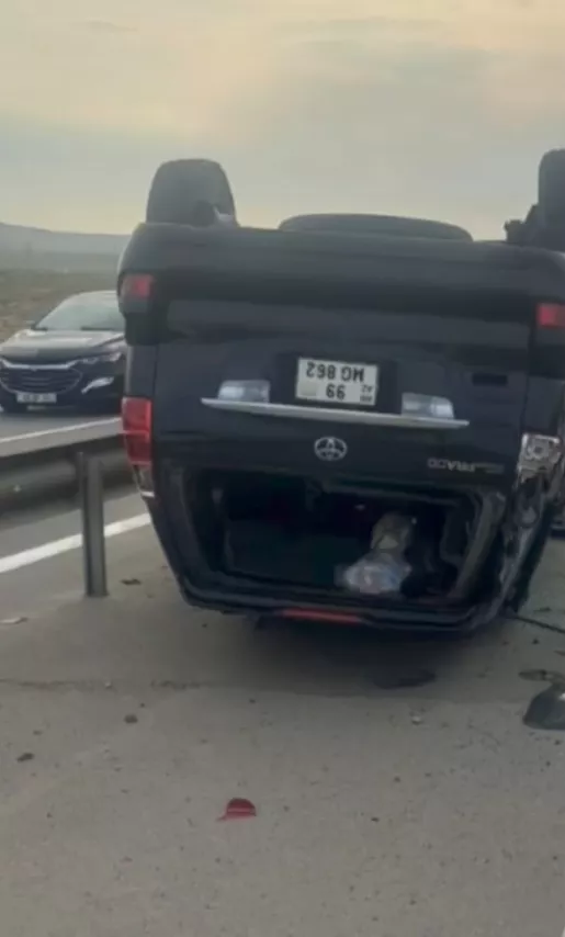 Sükan arxasında yatan sürücü maşını aşırdı