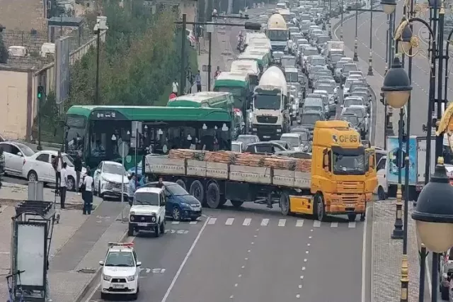 Bakıda yük maşını xarab oldu, yol bağlandı